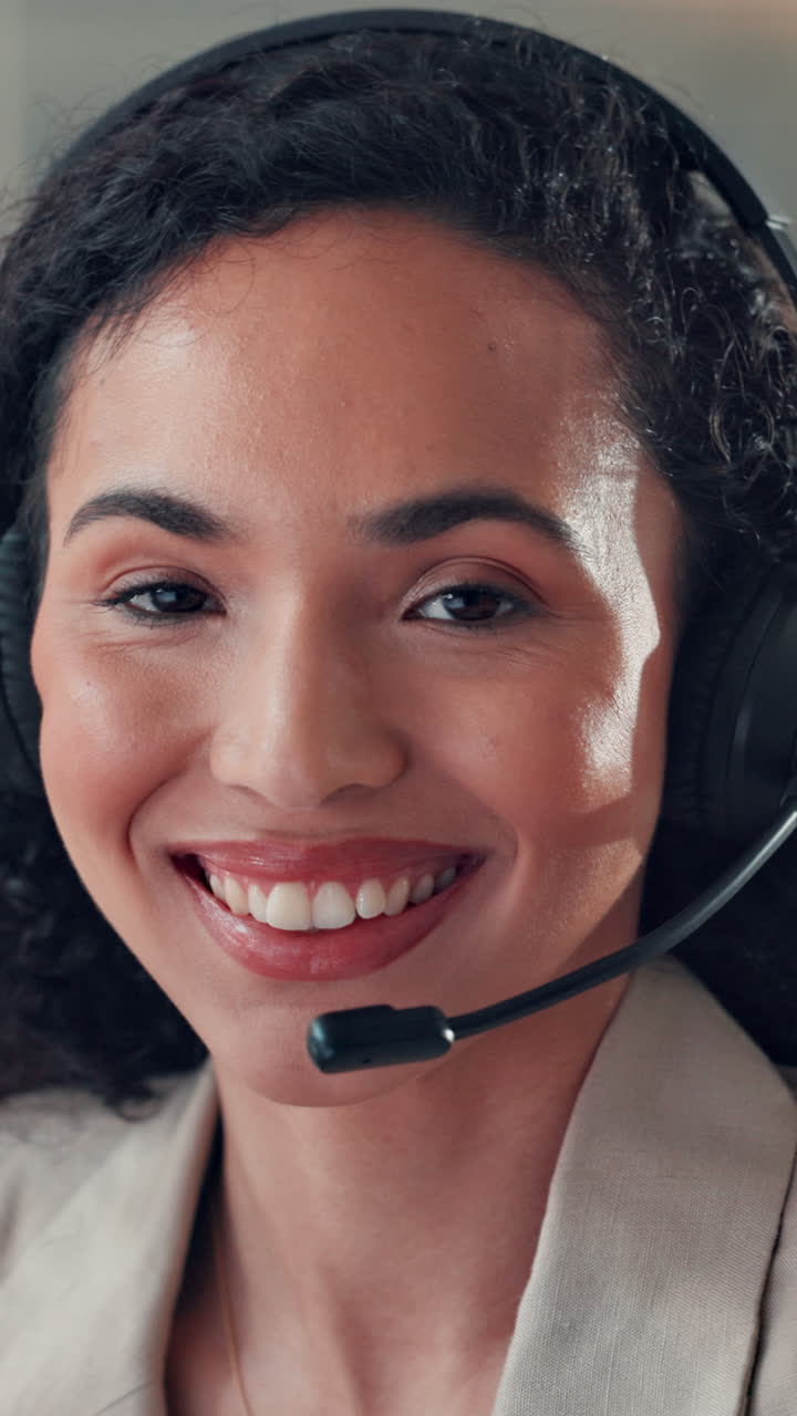 Smilende kvinne med headset og mikrofon som ser på kameraet
