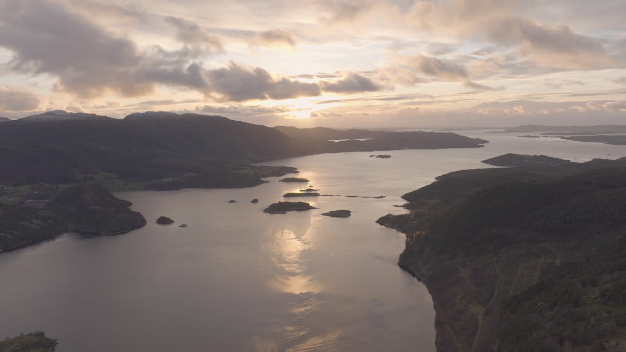 피오르드 위의 불 일몰로 인한 황금빛 구름