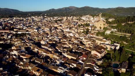 Mallorca-dorfansicht-Mit-Bergen-Im-Hintergrund,-Die-Zurück-Fliegen