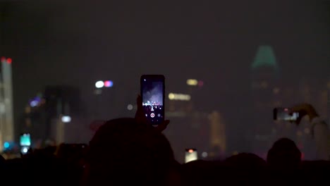 Personas-Tomando-Fotos-De-Fuegos-Artificiales-De-Año-Nuevo