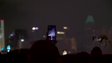 새해 불꽃놀이 사진을 찍는 사람들