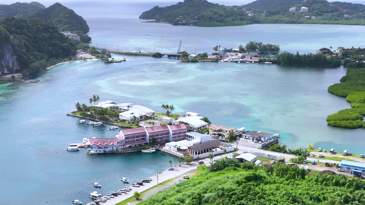 Ripresa aerea con drone dall'alto che cattura una laguna turchese, isole verdi lussureggianti ed edifici di un resort costiero