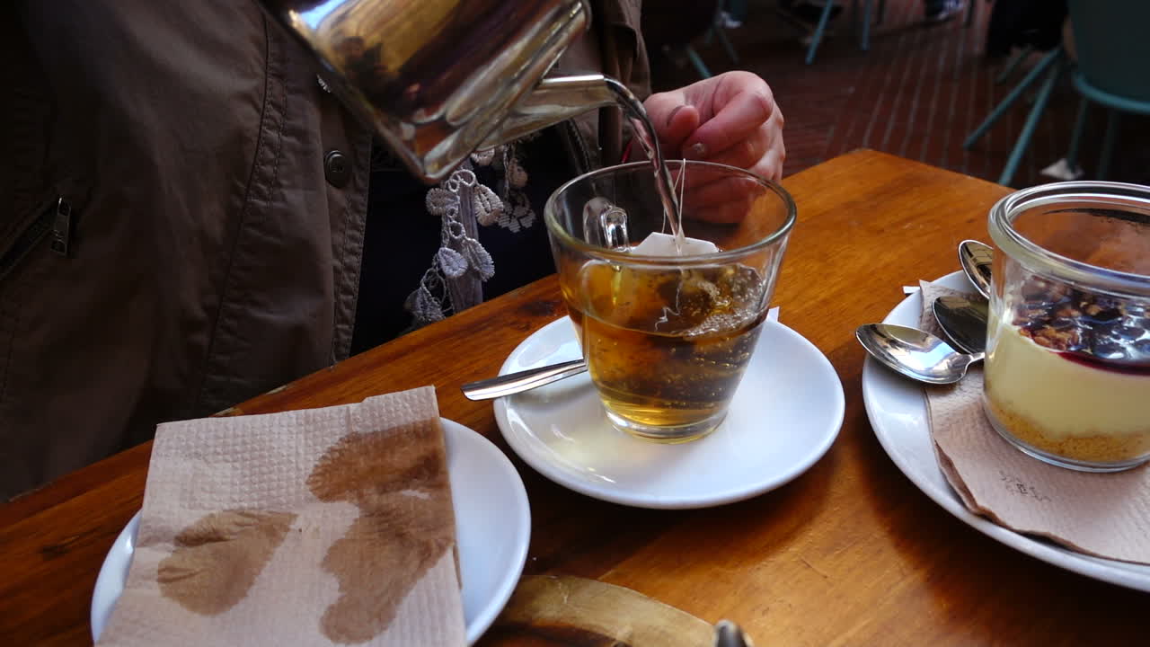 Tè al bar. Slow motion. MADRID, SPAGNA