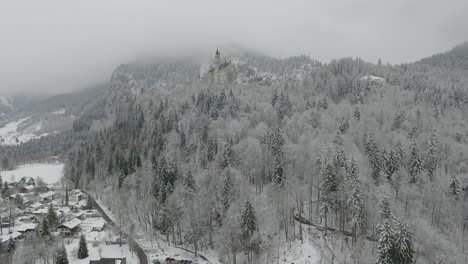 Vista-Aérea-De-Neuschwanstein-Ganando-Altitud-Mientras-Volaba-Hacia-El-Castillo