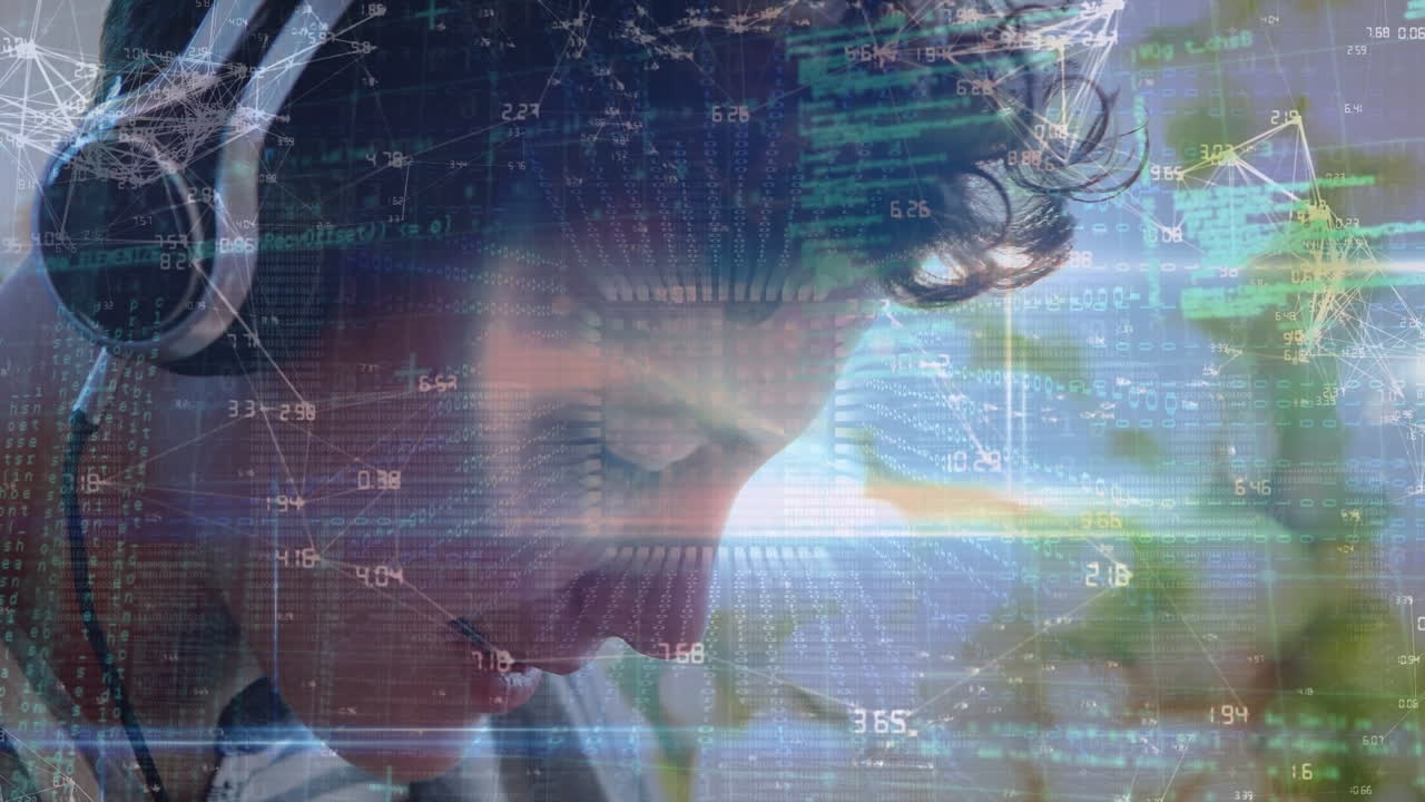 animación de procesamiento de datos sobre un niño caucásico con auriculares y teléfono inteligente