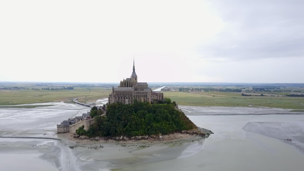 volando hacia el monte saint-michel cuando la marea está baja