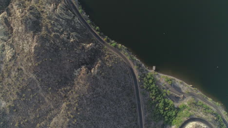 Antena---Toma-Aérea-De-Drones-De-La-Carretera-Al-Lado-Del-Lago