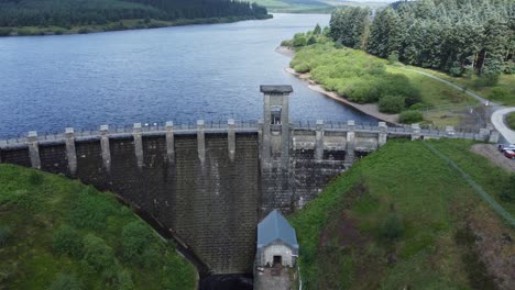 Alwen-Reservoir-Walisischer-Wald-See-Wasserversorgung-Luftaufnahme-Betonstaumauer-Landschaftspark-Hohe-Linke-Umlaufbahn