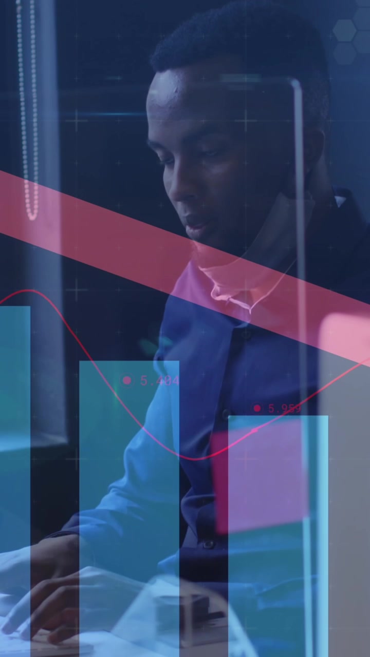 Animation af finansiel databehandling over en forretningsmand med mundbind, der bruger computer på kontor