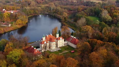 Palast-An-Einem-See-Oder-Schloss-Im-Wald