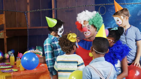 animación de formas sobre diversos niños y payasos en la fiesta de cumpleaños