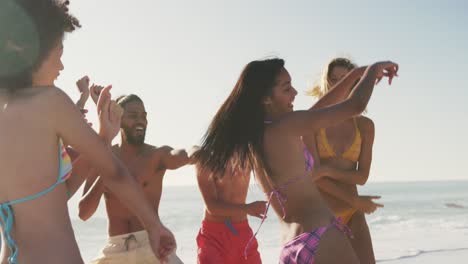 Amigos-Bailando-En-La-Playa