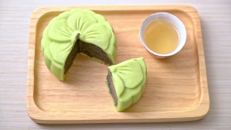 Pastel-De-Luna-Chino-Sabor-Té-Verde-Y-Sésamo-Negro