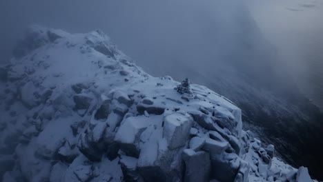 Vista-Aérea-Del-Hermoso-Paisaje-De-La-Montaña-Nevada-De-Noruega-Durante-El-Invierno