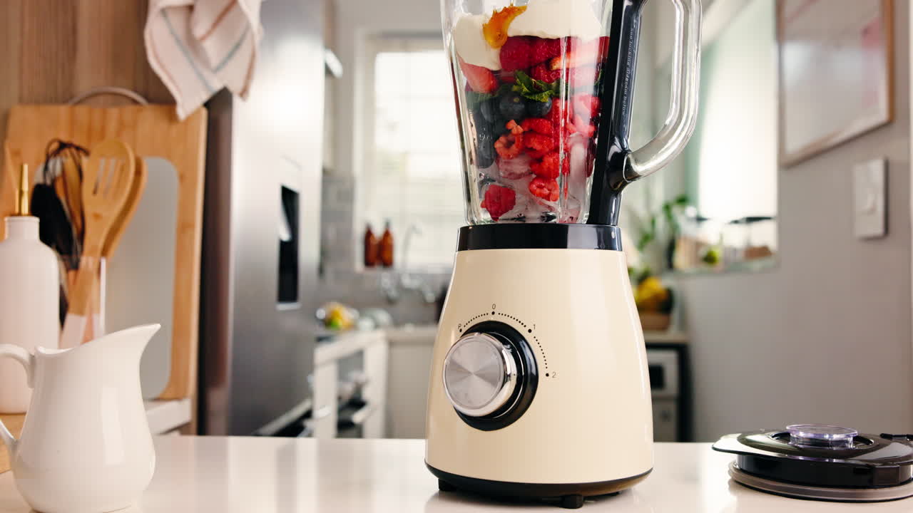 Preparación de un batido de frutas saludable en una batidora de cocina
