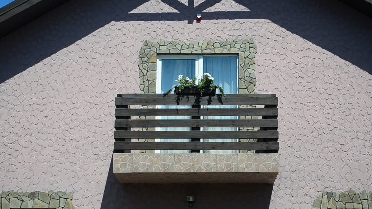 Elementi architettonici della casa. Scatto in estate.