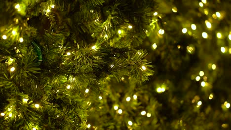 primer plano del árbol de navidad con luces blancas en cámara lenta