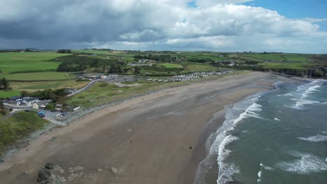 Bunmahon-Playa-Y-Pueblo-Con-Parque-De-Caravanas-Popular-Pueblo-De-Vacaciones-En-La-Costa-De-Cobre-Waterford-Irlanda-En-Un-Día-De-Julio