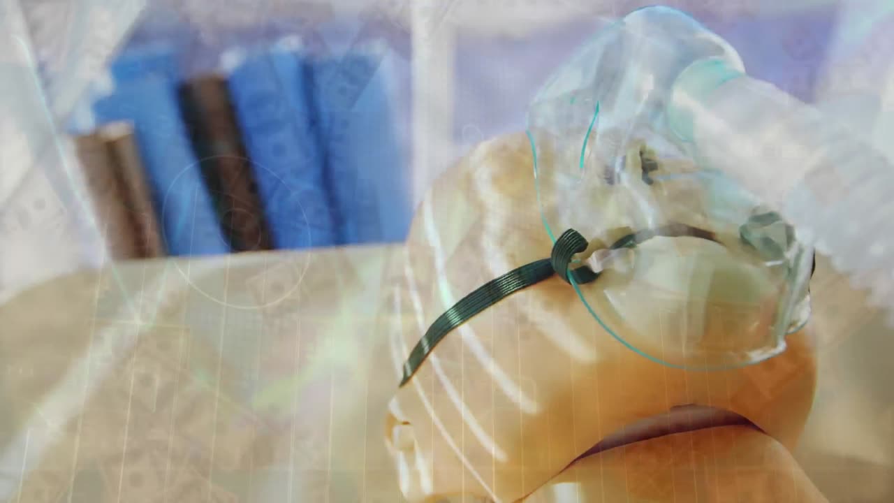 animación de gráfico y billetes de dólar sobre primer plano del maniquí de rcp con máscara de oxígeno en camilla