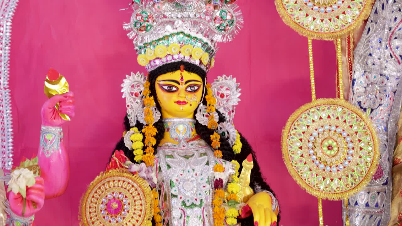 Imagem vibrante de Lakshmi, divindade hindu, com elementos decorativos culturais