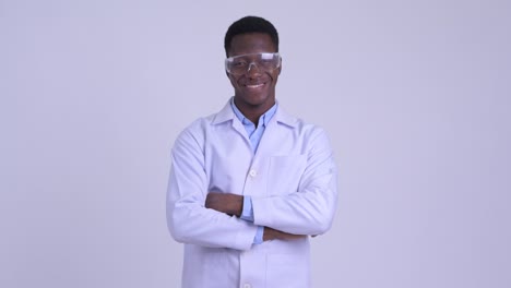 joven y guapo hombre africano médico