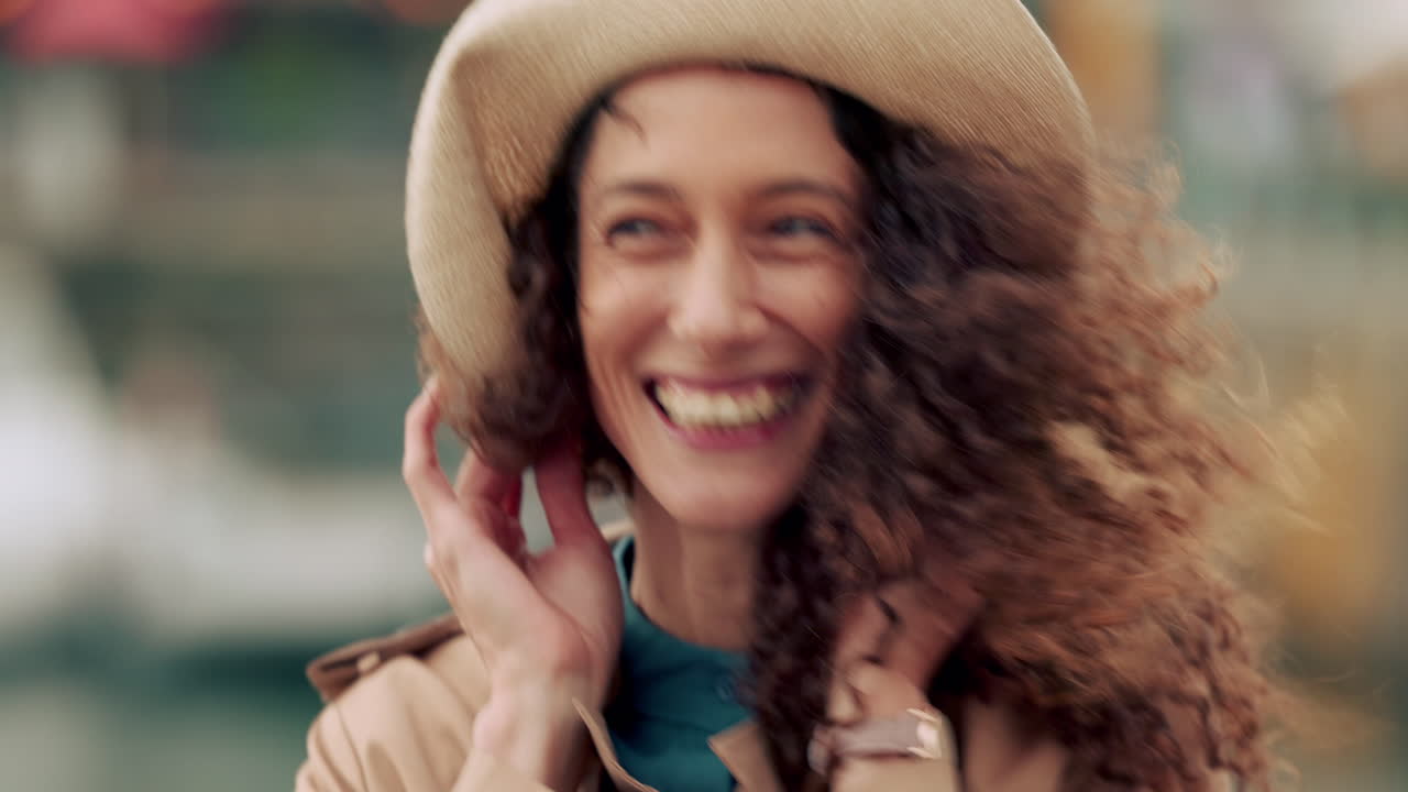 Sorriso in viaggio, città ventosa e donna pensierosa