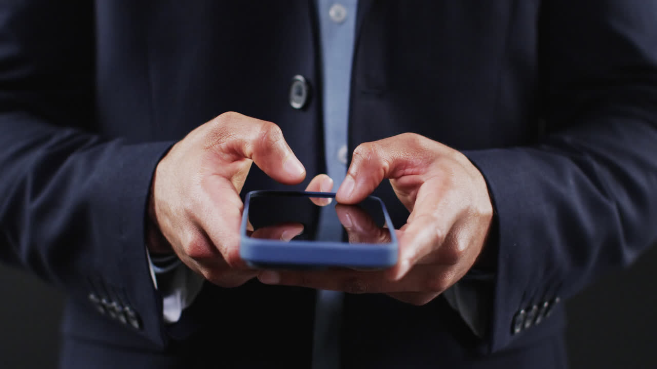 홀로그램 디스플레이와 함께 스마트폰을 사용하는 두 인종 사업가의 중간 부분의 비디오, 복사 공간