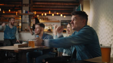 Freunde-Schauen-Gemeinsam-Emotional-In-Einer-Bar-Fußball-Im-Fernsehen-Zu-Und-Feiern-Den-Sieg-Ihrer-Mannschaft,-Nachdem-Sie-Ein-Tor-Geschossen-Haben.-Basketball-Hockey-Schauen.-Fans-In-Der-Kneipe