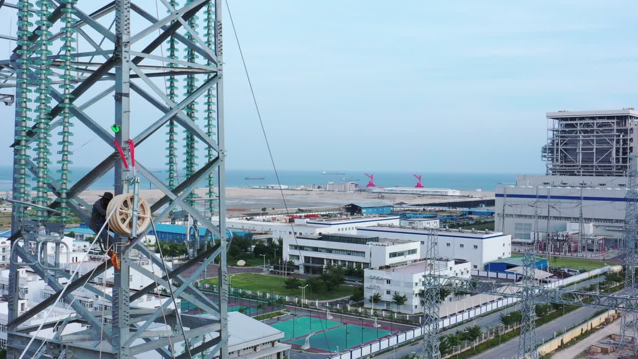 산업단지에 전기를 배포하기 위해 사전 제작 된 유리 단열기를 가진 고전압 전력 타워의 드론 영상 - 개발 및 도시화 개념