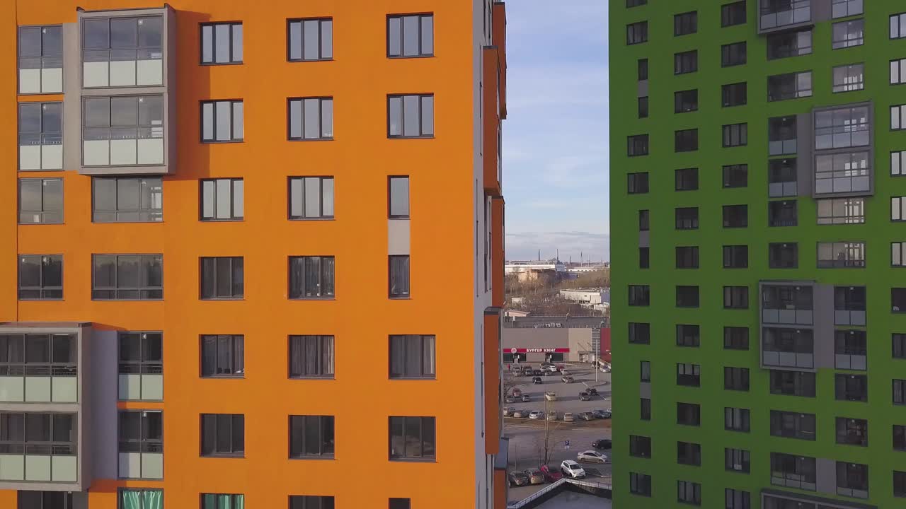edificios de apartamentos modernos de color naranja y verde