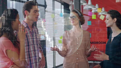 animación del procesamiento de datos financieros y el mundo sobre diversas personas de negocios en la oficina