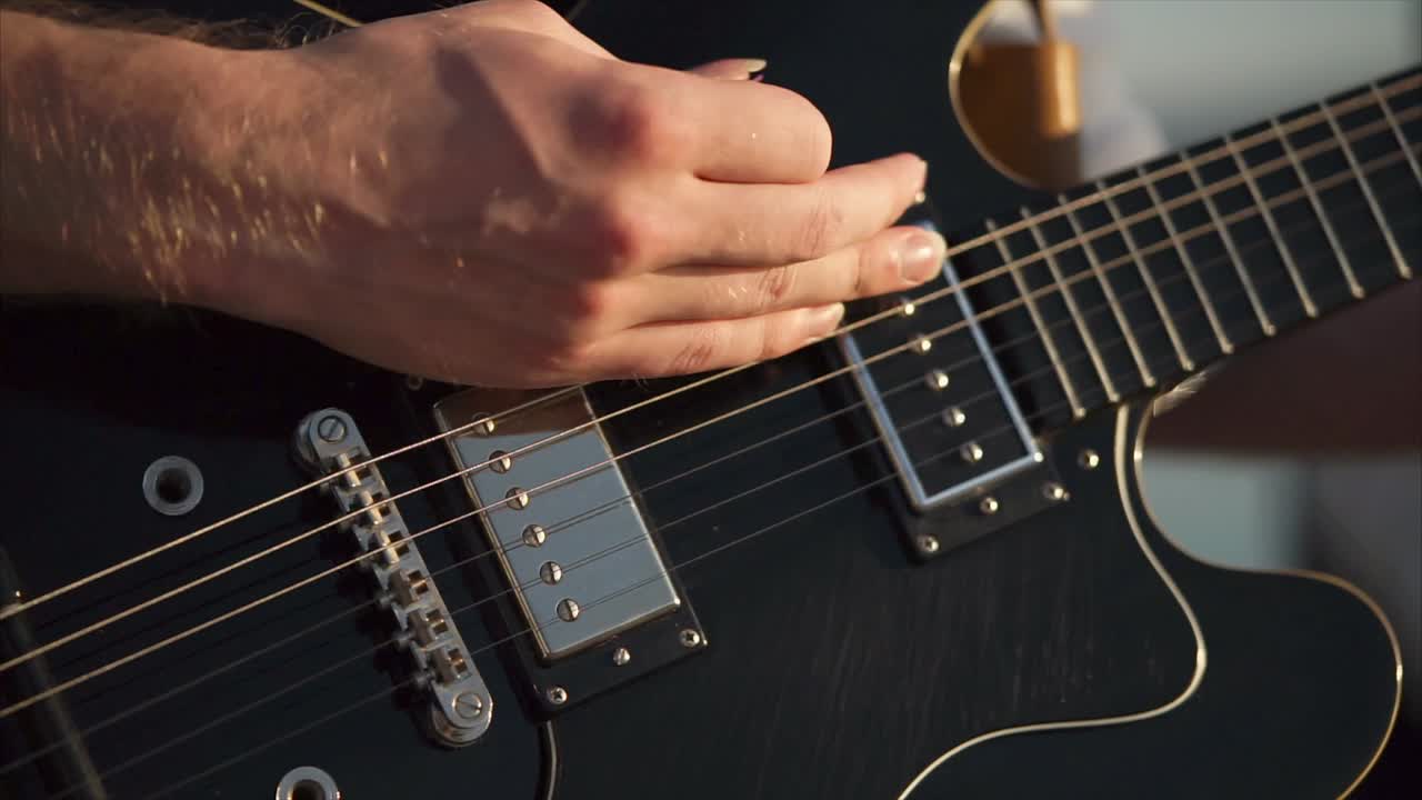 persona que toca la guitarra eléctrica