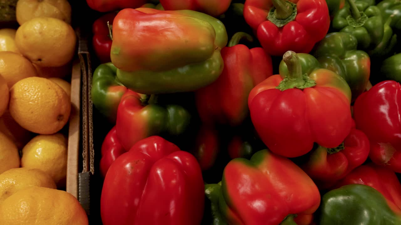 calabazas, limones y pimientos exhibidos