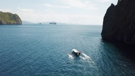 Barco-Rumbo-Al-Océano-En-Filipinas