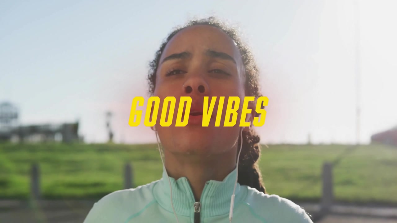 Žena v atletické bundě běhá v parku, s animovaným textovým překrytím GOOD VIBES