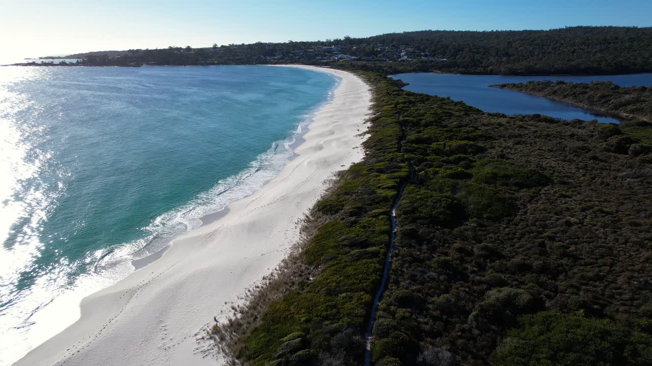 Paesaggio di Swimcart Beach in Tasmania, Australia - Ripresa aerea con drone