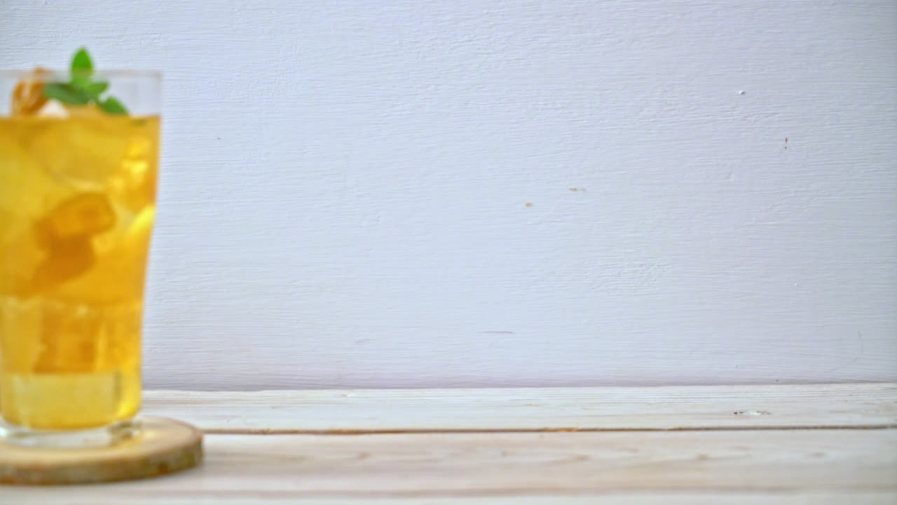 얼음과 민트를 넣은 중국 매실주스