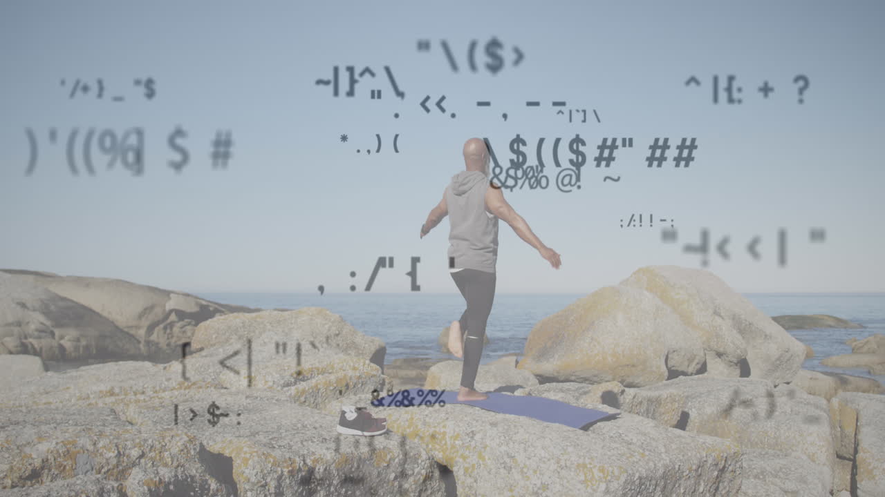 анимация обработки данных над пожилым афроамериканцем, практикующим йогу на пляже