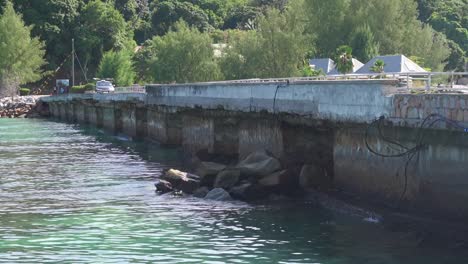 Coches-Que-Conducen-Hacia-La-Terminal-De-Ferry-En-La-Isla-De-Praslin,-Seychelles