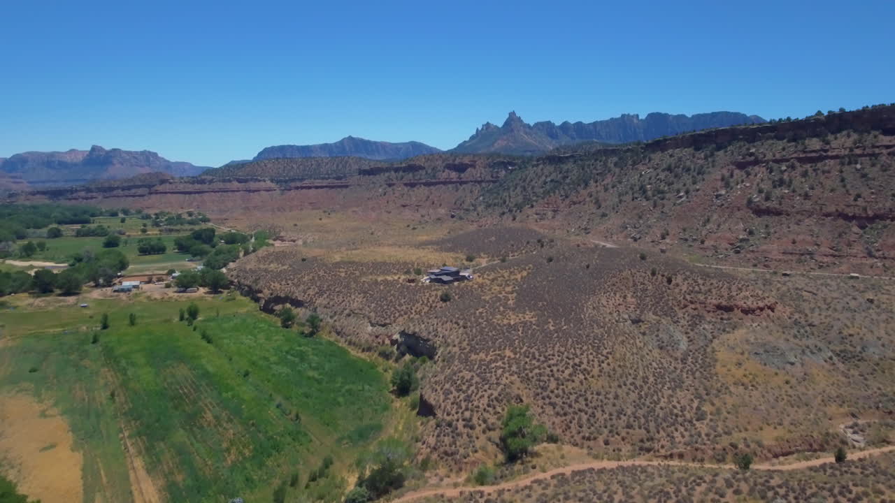 Ripresa drone della catena montuosa del Monte Zion con cieli azzurri sullo sfondo, situata nello Utah meridionale.