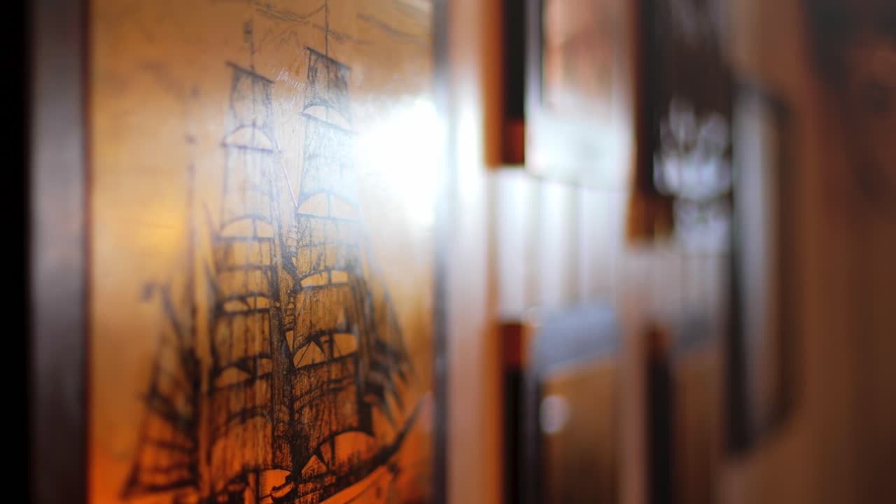 세일링 선박의 역사적인 그림 리크머 리크머 19 세기 벽에 매달려 더 많은 프레임과 함께 흐릿한 배경