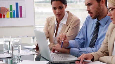 Equipo-De-Negocios-Trabajando-Juntos-En-Una-Reunión