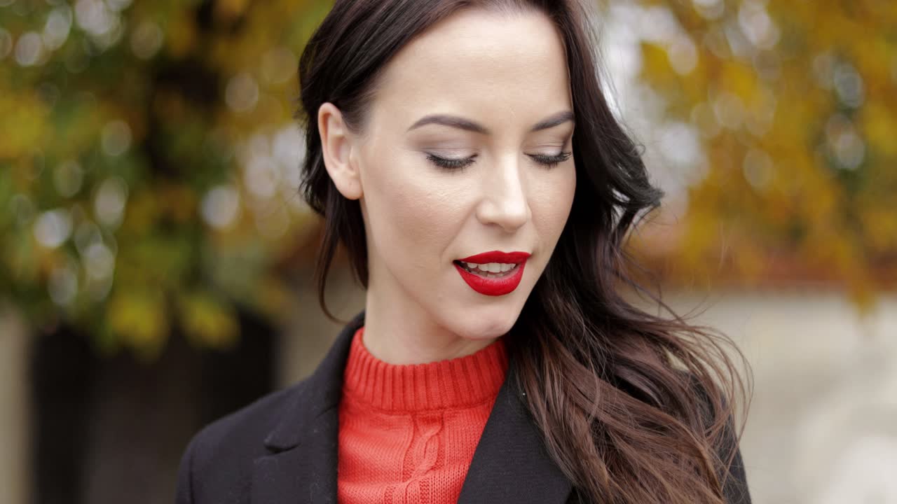 mujer con maquillaje vivo