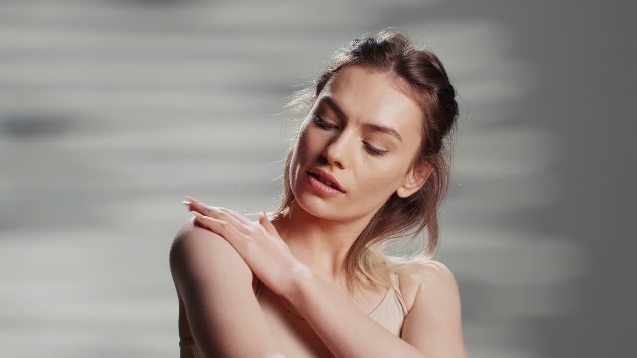 Un retrato de una hermosa mujer joven
