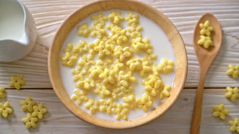 cereales de grano entero con leche fresca para el desayuno