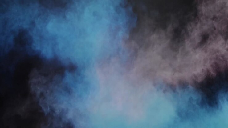 Fumo in movimento ed esplosione di polvere colorata su sfondo nero