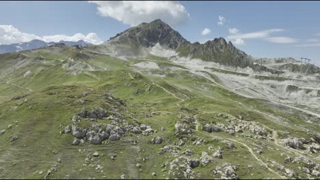 Toma-Aérea-Aérea-Con-Drones-De-Montañas-En-Los-Alpes-Franceses,-Les-Arcs,-Francia-Durante-El-Verano