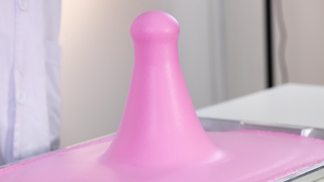 erupción de espuma colorida en el experimento científico