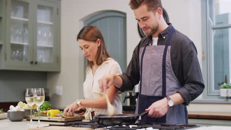 pareja cocinando juntos en la cocina