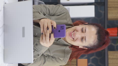 Vertical-video-of-Business-woman-texting-on-the-phone.